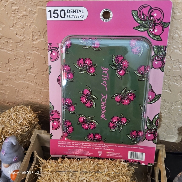 Betsey Johnson Dental Flossers in Travel Tin - Picture 3 of 5